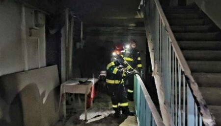 Incendiu puternic la un bloc, locatari evacuați! A luat foc de la lumânările unui priveghi
