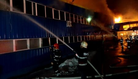 Argeș: Incendiu puternic la o fabrică! Zeci de persoane evacuate!