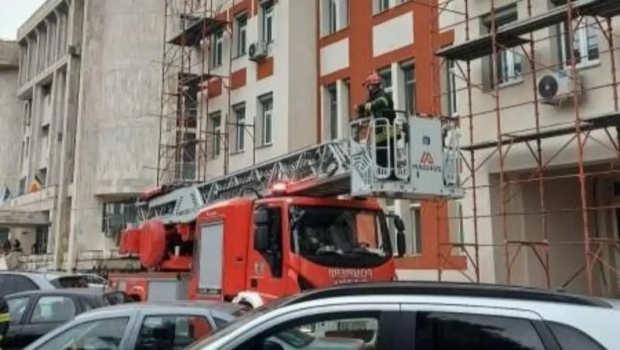Un bărbat amenință că se aruncă în gol de pe acoperișul unui spital!