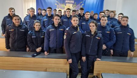 28 de elevi jandarmi fac practică la Jandarmeria Argeș