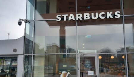 O cafenea Starbucks, închisă și amendată de Protecția Consumatorului