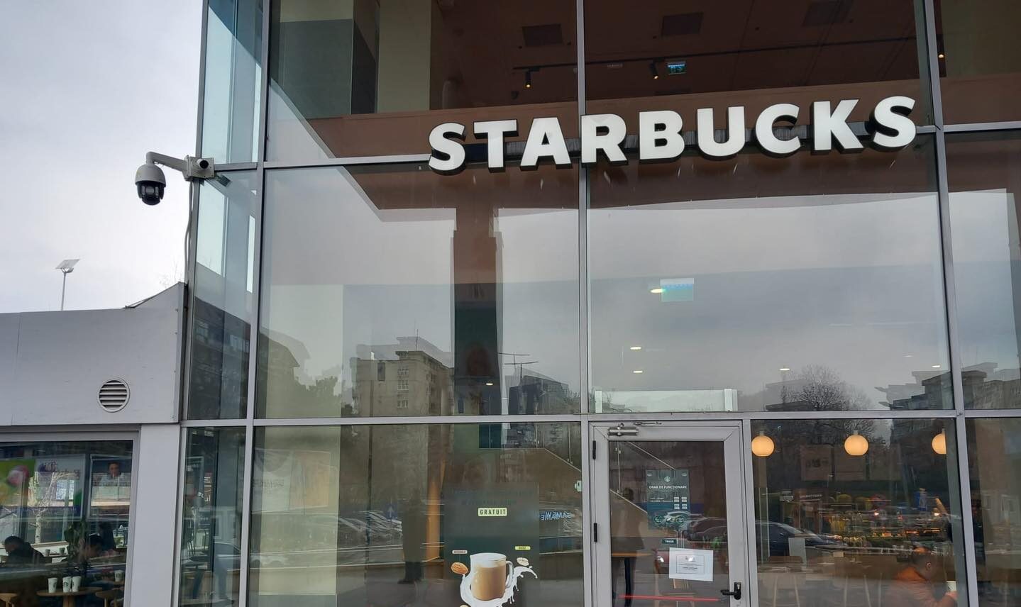 Starbucks schimbă regulile! Va fi interzis!