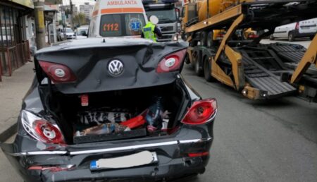 Pitești: Volkswagen făcut praf de o autobetonieră!