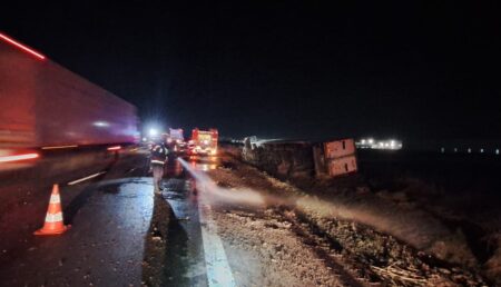 Accident pe A1! Un TIR s-a răsturnat!