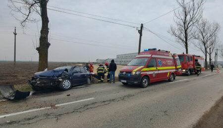 Argeș: Tânăr transportat la spital după ce s-a izbit cu mașina de un buldoexcavator