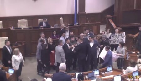Bătaie între parlamentarii moldoveni, din cauza limbii române