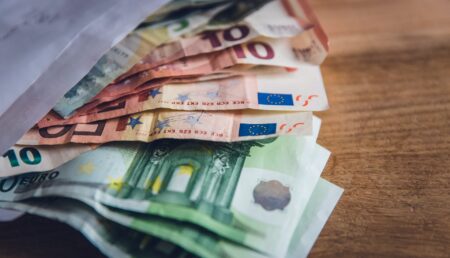 Burse de până la 2.000 de euro de la Ministerul Educației pentru a studia în străinătate