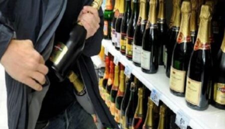 Argeș: Tânăr de 21 de ani băgat în arest! A furat sticle cu băutură dintr-un supermarket