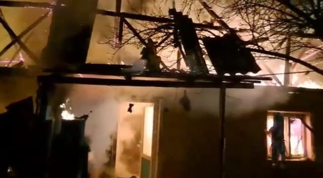 Val de incendii noaptea trecută, în Argeș!