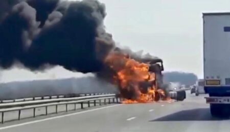 Flăcări imense pe A1! Arde un camion!