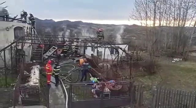 Argeș: Incendiu puternic! Două case în care se aflau și doi copii au luat foc!
