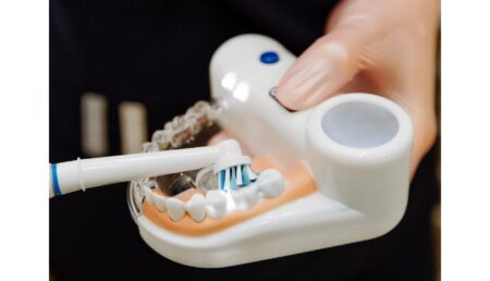 Merită să folosești o periuță electrică pentru igiena orală?