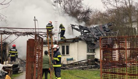 Argeș: Incendiu la o casă! O persoană are nevoie de ajutorul medicilor