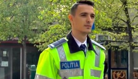 Polițist, obligat de șef să-și șteargă pozele în uniformă de pe Facebook