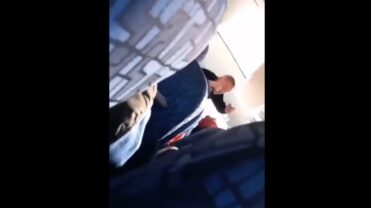 Video – Șocant! Femeie bătută cu pumnii și palmele de șoferul unui microbuz!