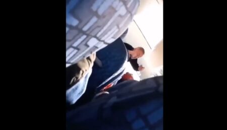 Video – Șocant! Femeie bătută cu pumnii și palmele de șoferul unui microbuz!