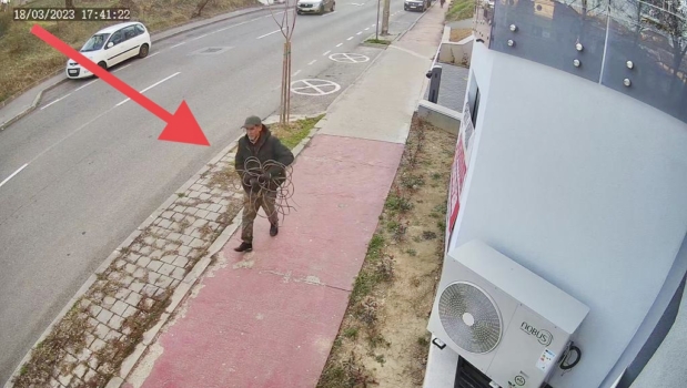 Pitești. Hoț filmat când fură de doua ori! Cum acționează acesta, în Centru