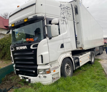 Accident critic în Argeș. Un TIR a intrat într-un cap de pod