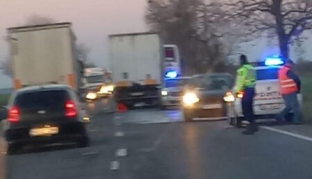 Accident lângă Pitești. Impact puternic între un autocar cu 15 pasageri, o mașină și un camion