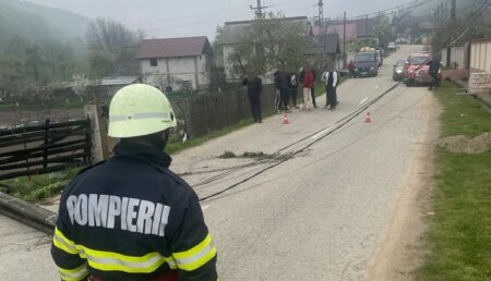 Argeș: Mașină scăpată de sub control. A lovit un gard, apoi a rupt un stâlp de beton