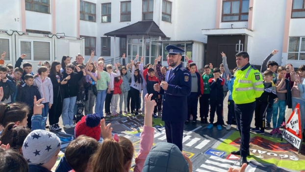 Argeș. Elevi printre polițiști. Au avut parte de o mare surpriză