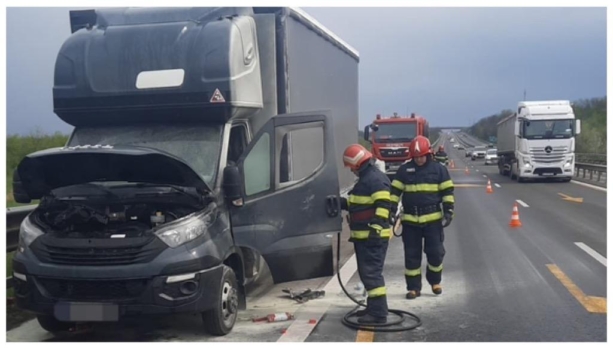 Argeș. Autoutilitară cuprinsă de flăcări pe Autostrada București – Pitești