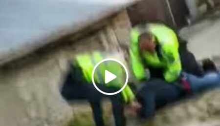 Scene șocante! Polițiști bătuți cu pumnii și picioarele!