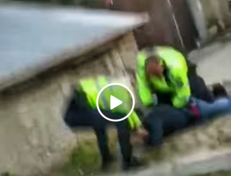 Scene șocante! Polițiști bătuți cu pumnii și picioarele!