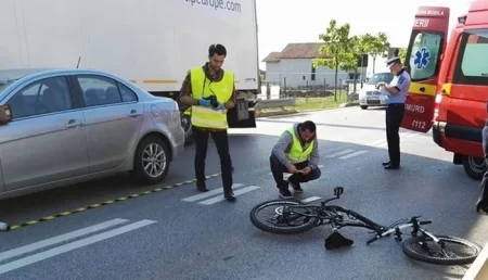 Accident în Argeș. Un biciclist a fost „tăvălit” bine de o mașină
