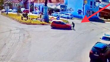 Argeș – Video! Accident grav. Femeie luată pe sus de o mașină