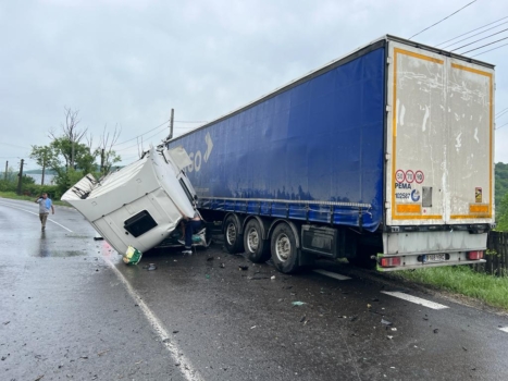 Argeș. Accident grav între un TIR și o mașină