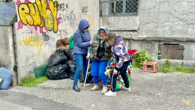 Pitești. Femeie aruncată în stradă. A stat afară zi și noapte să-și păzească lucrurile