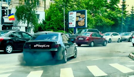 Pitești. Imagini scandaloase cu un BMW „M5” din trafic!