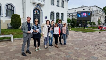 Artiști și directorul de la Filarmonica Pitești au ieșit pe Strada Mare