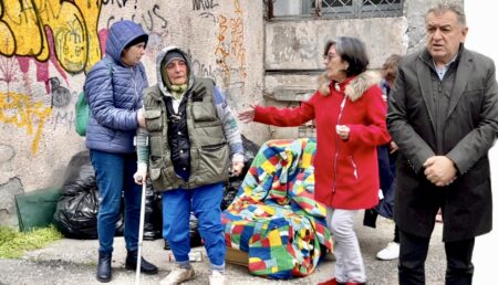 Soluții pentru bătrâna aruncată în stradă, care a stat zi și noapte afară, păzindu-și agoniseala