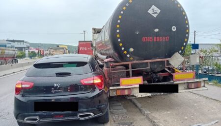Accident lângă Pitești: Un Citroën a intrat într-o cisternă!