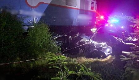 Accident feroviar! O minoră de 16 ani a murit în mașina făcută praf de tren!