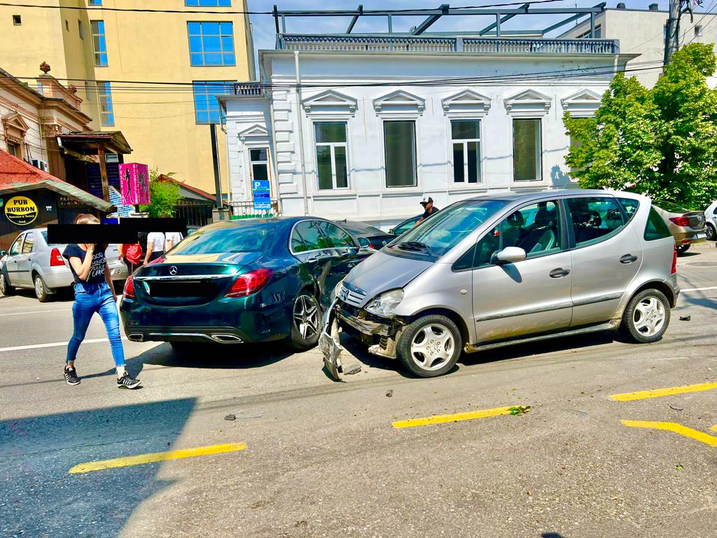 Pitești. Accident cu un bolid Mercedes în Centru!