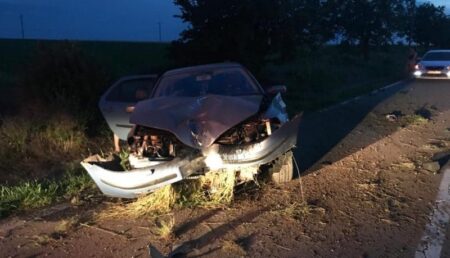 Un tânăr de 21 de ani și-a găsit sfârșitul la volan! S-a izbit cu mașina de un copac!