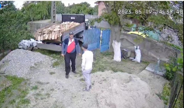 Țeapă de zile mari cu lemne pentru foc! Bărbat păcălit de un argeșean în propria curte