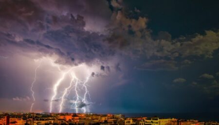 Fenomene meteo extreme: ploi, vijelii puternice, grindină, tunete şi fulgere
