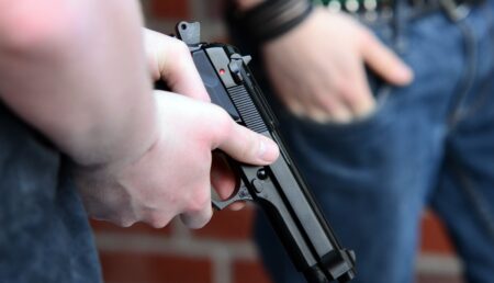 Un elev de clasa a XII-a a intrat cu un pistol în școală