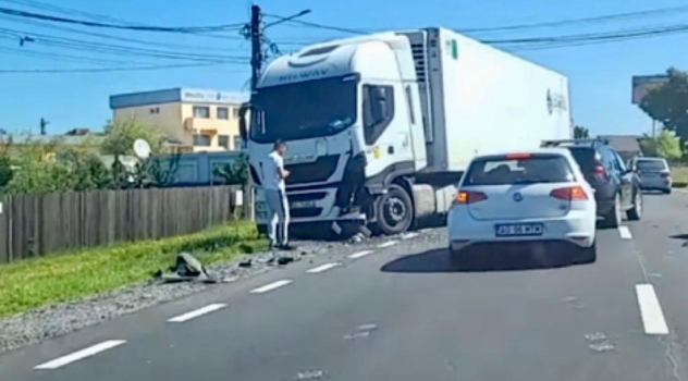 Argeș. ACUM! Impact puternic între un TIR și un autoturism
