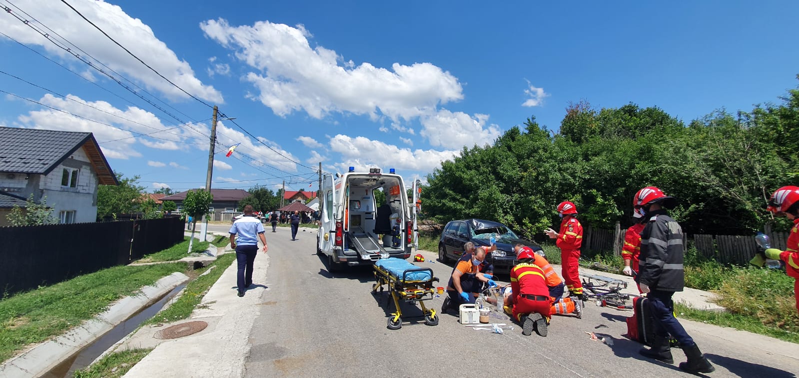 Accident grav în Argeș. Biciclist acroșat, inconștient pe carosabil