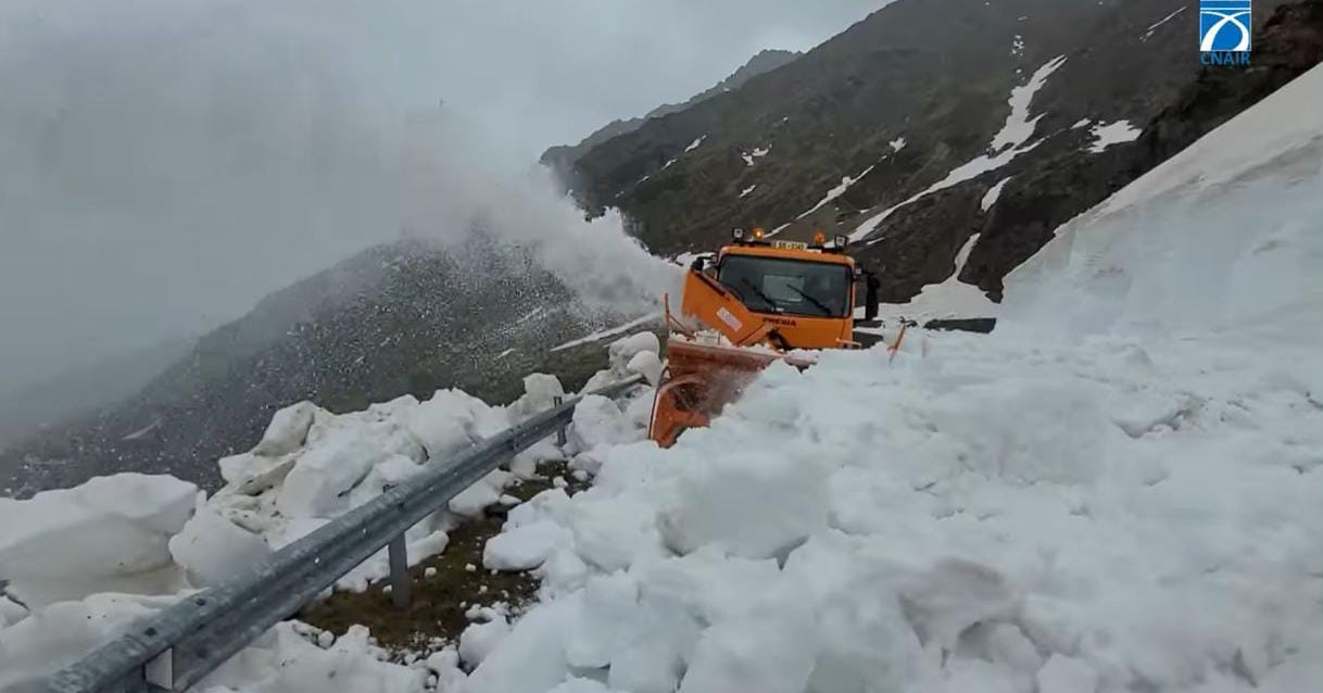 Imagini spectaculoase de pe Transfăgărășan. Continuă deszăpezirea!
