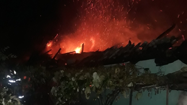Argeș. Clădire mistuită de flăcări! S-a ales praful de ea