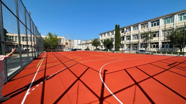 Pitești. Colegiul Economic are teren de sport nou-nouț!