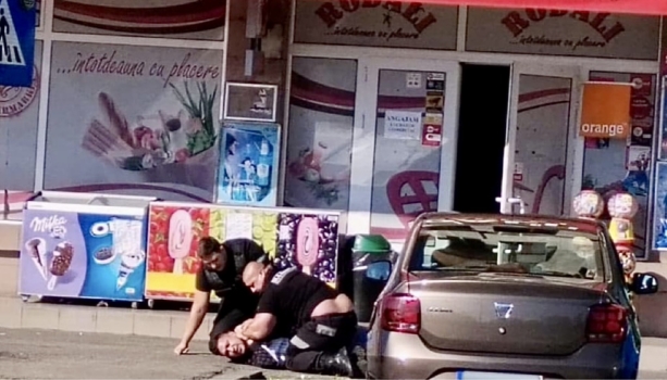 Pitești. Jaf în ziua mare, lângă Dedeman la supermarket! Bărbat, pus la pământ