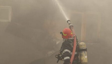 Incendiu devastator: Mai multe case, mistuite de flăcări