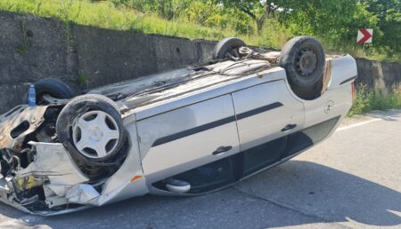 Accident grav în Argeș! Mașină făcută praf după ce s-a dat peste cap